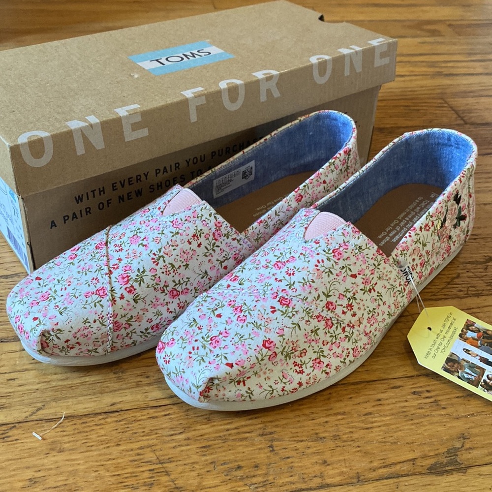 NWT TOMS Multi Pink Floral Shoe - W 7.5